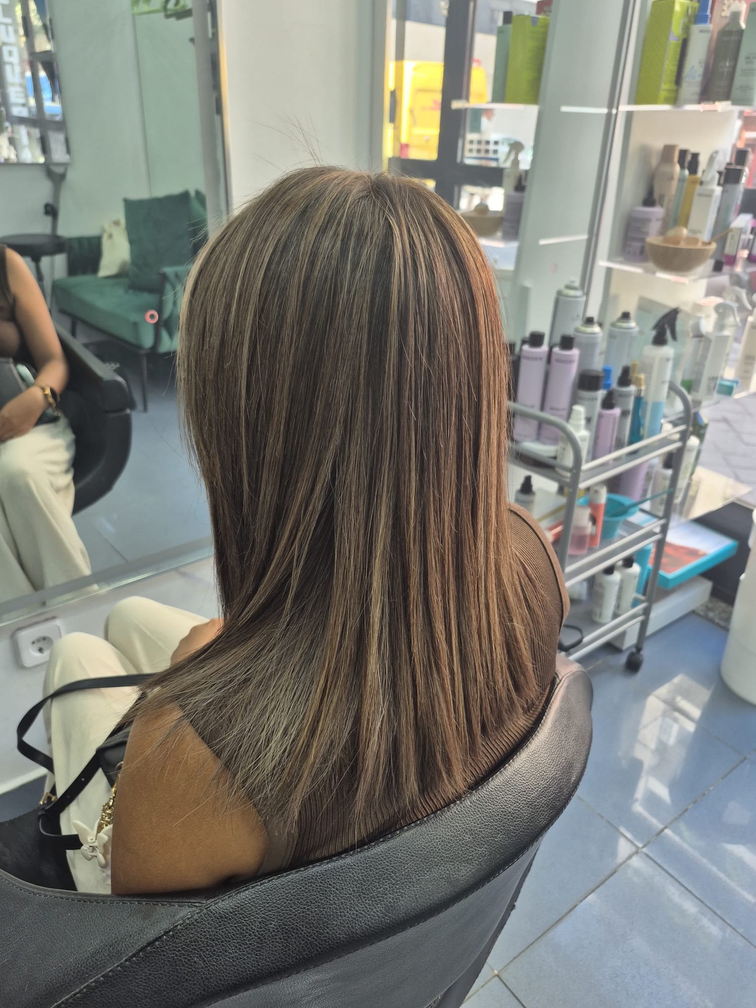 Después de las mechas: melena lisa y luminosa con mechas rubias finas