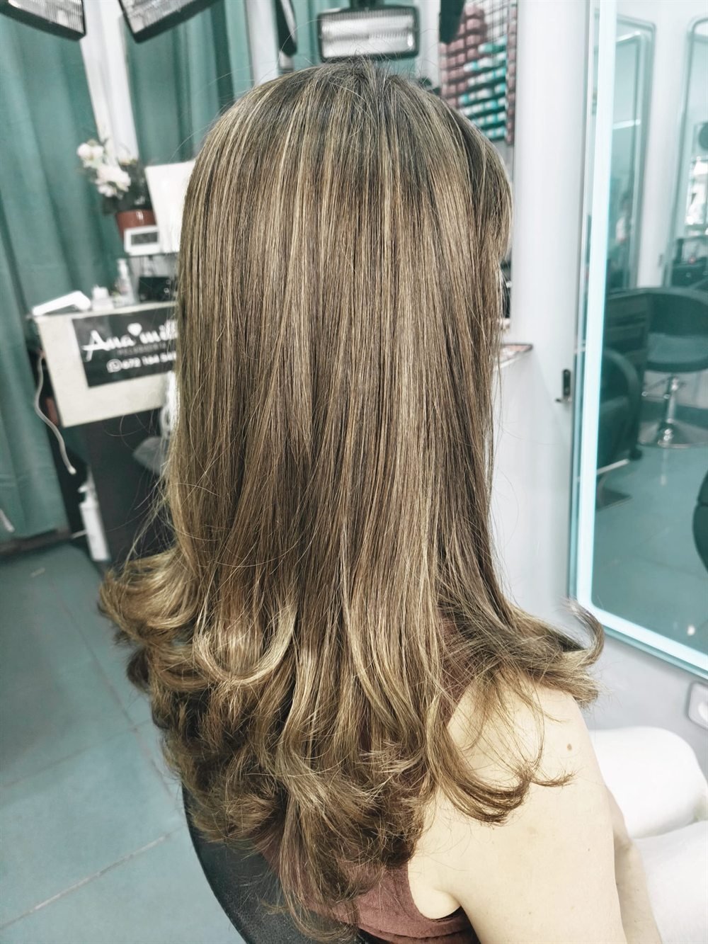 Balayage castaño claro con las puntas onduladas hacia dentro