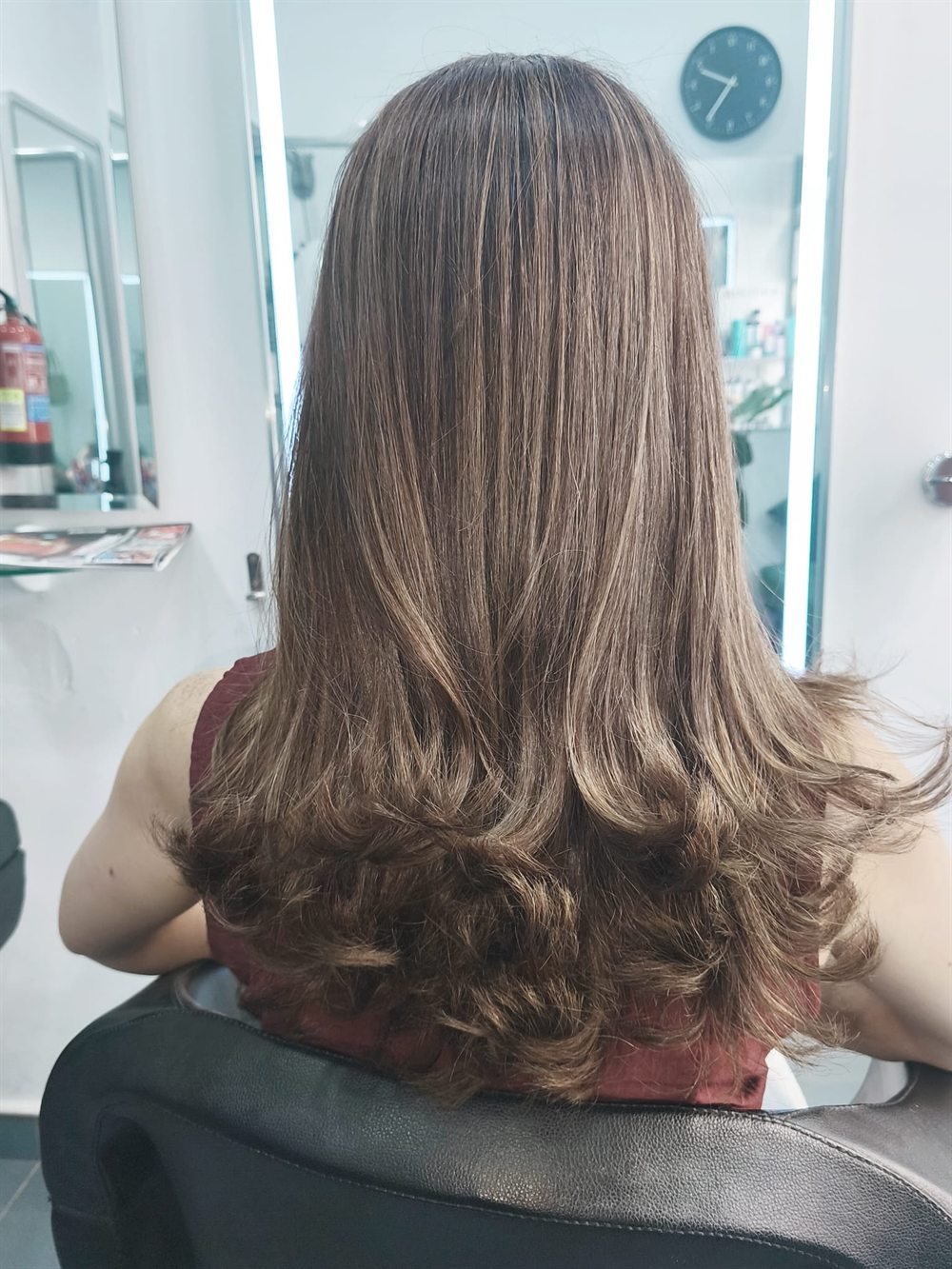 Después de las mechas: melena con mechas rubias cenizas, capas largas y puntas onduladas