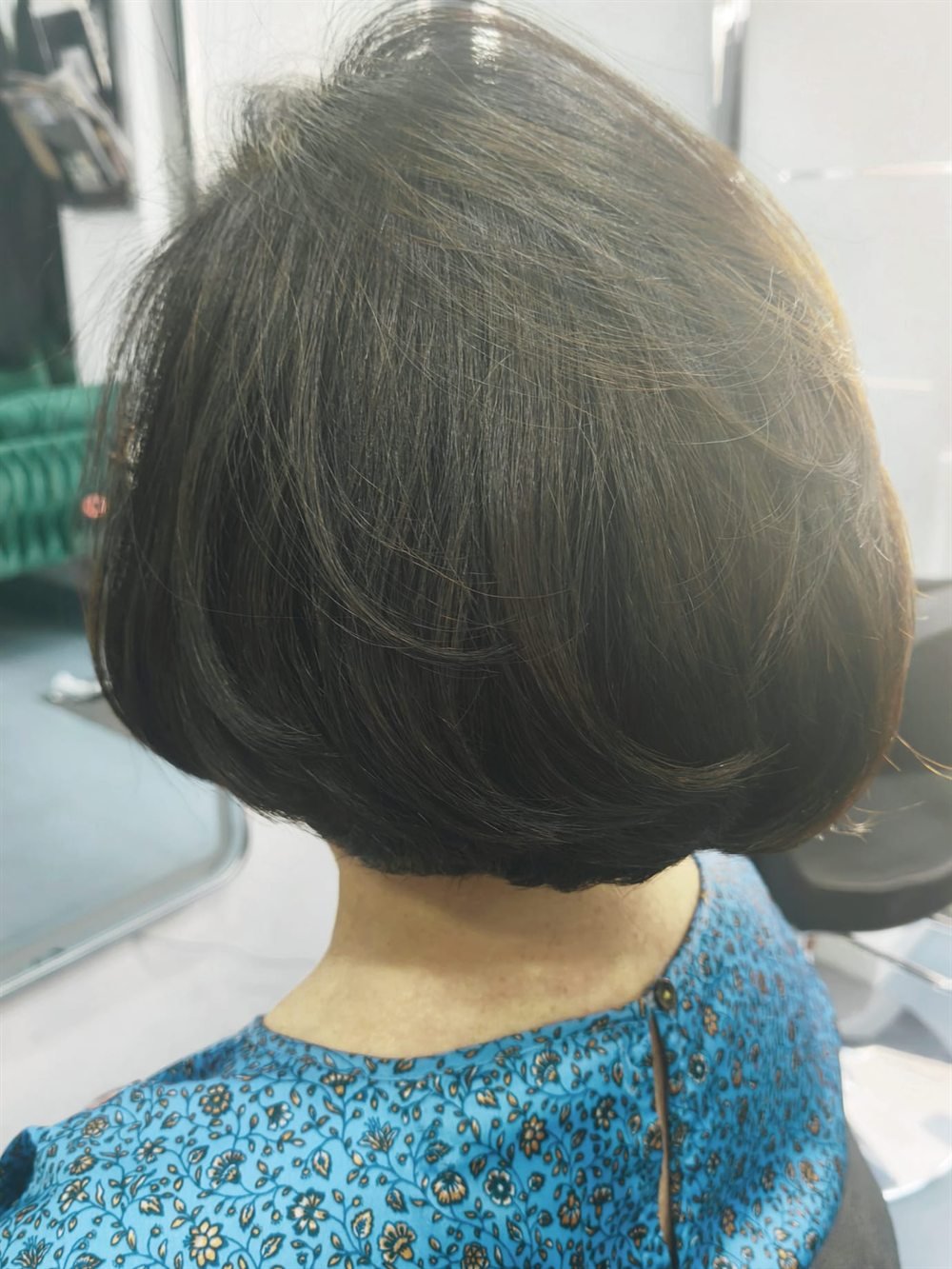 Corte bob castaño a la altura de la barbilla, con las puntas hacia dentro