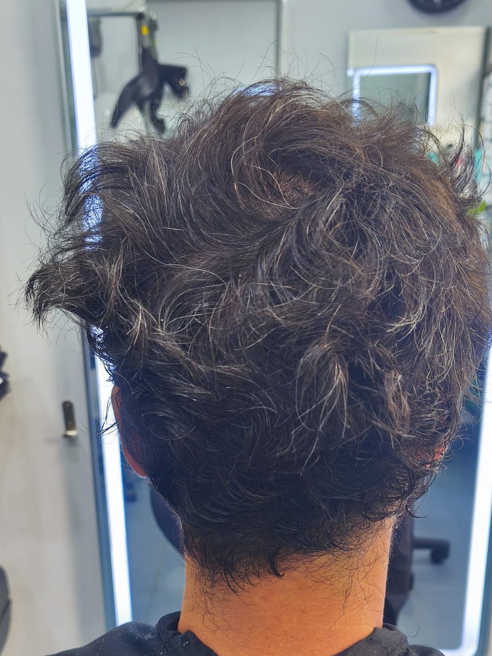 Antes del corte: pelo crecido y revuelto que tapaba las orejas y la nuca