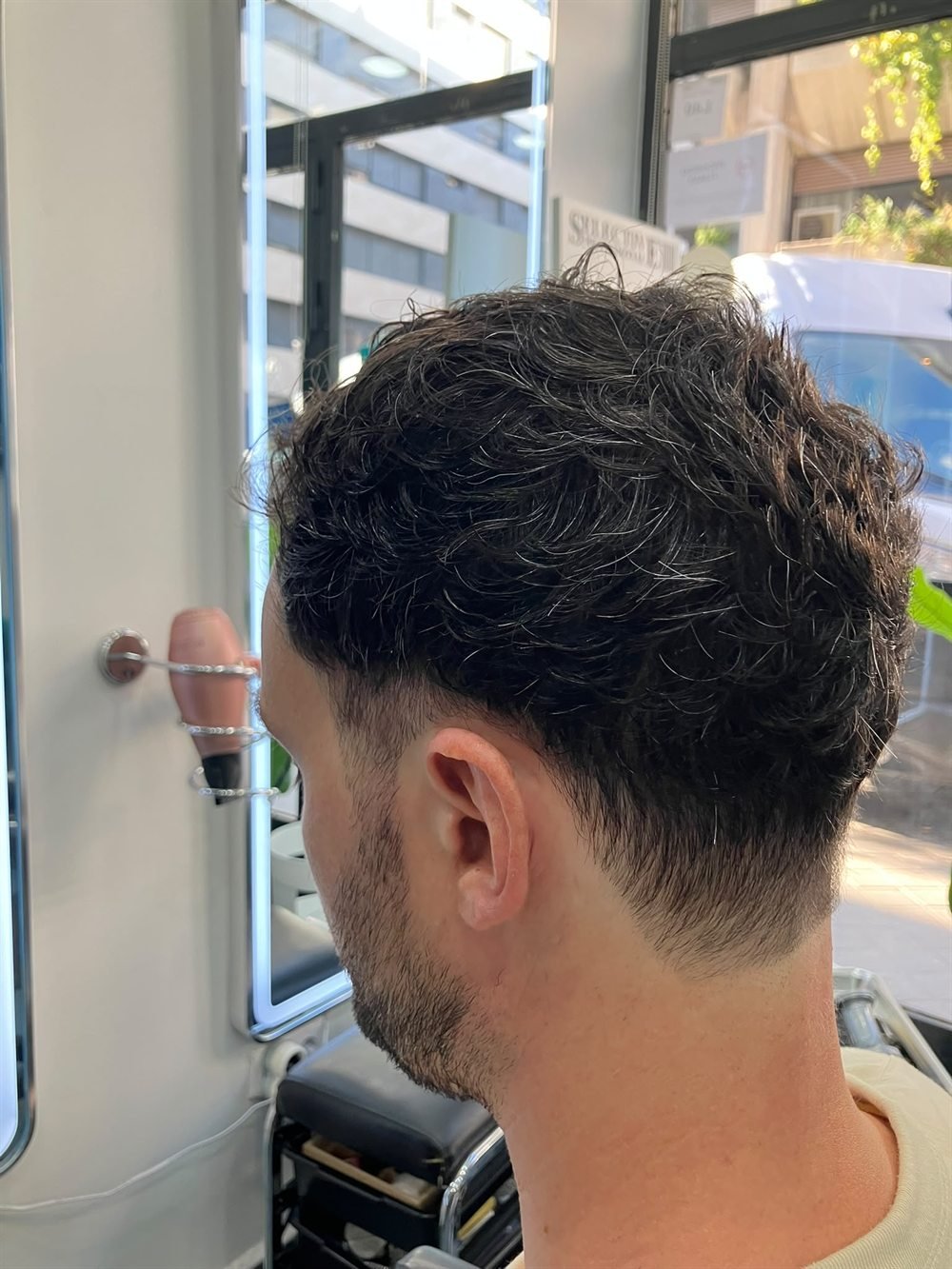 Después del corte: degradado limpio en la nuca y los laterales, con textura y onda arriba