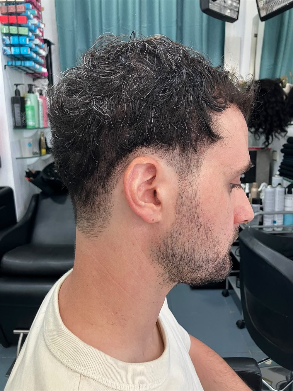 Corte de caballero de perfil: degradado en laterales y nuca con textura arriba