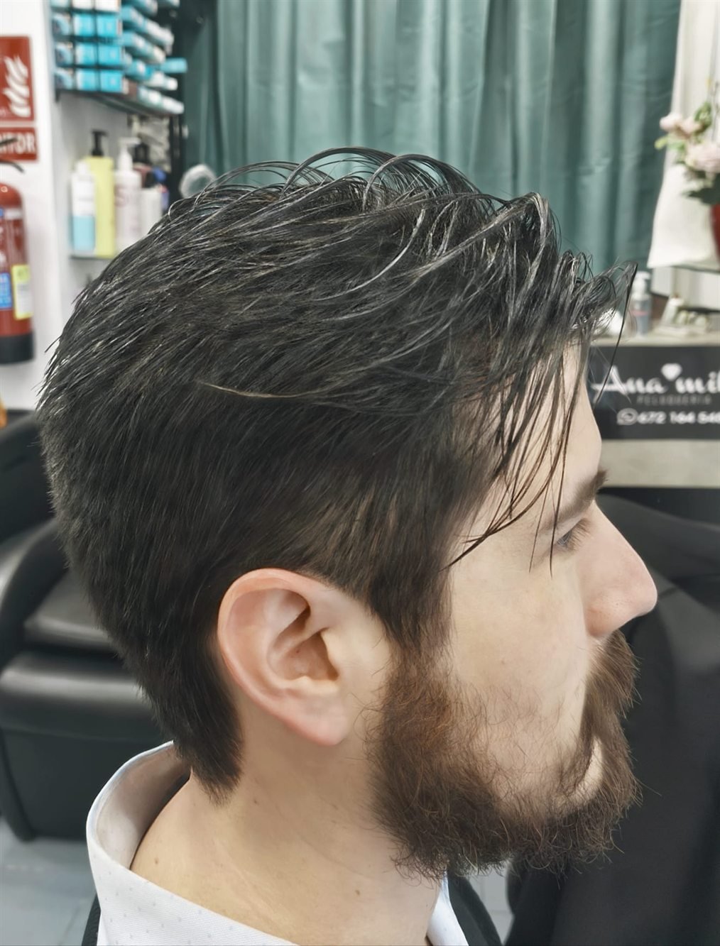 Corte de caballero degradado con tijera y arreglo de barba