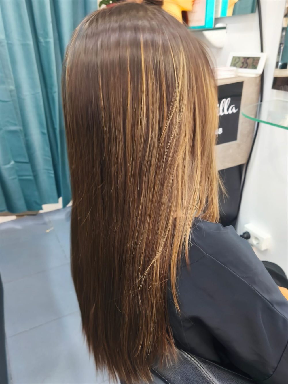 Antes de las mechas: melena lisa castaña con mechas doradas antiguas concentradas en un lateral