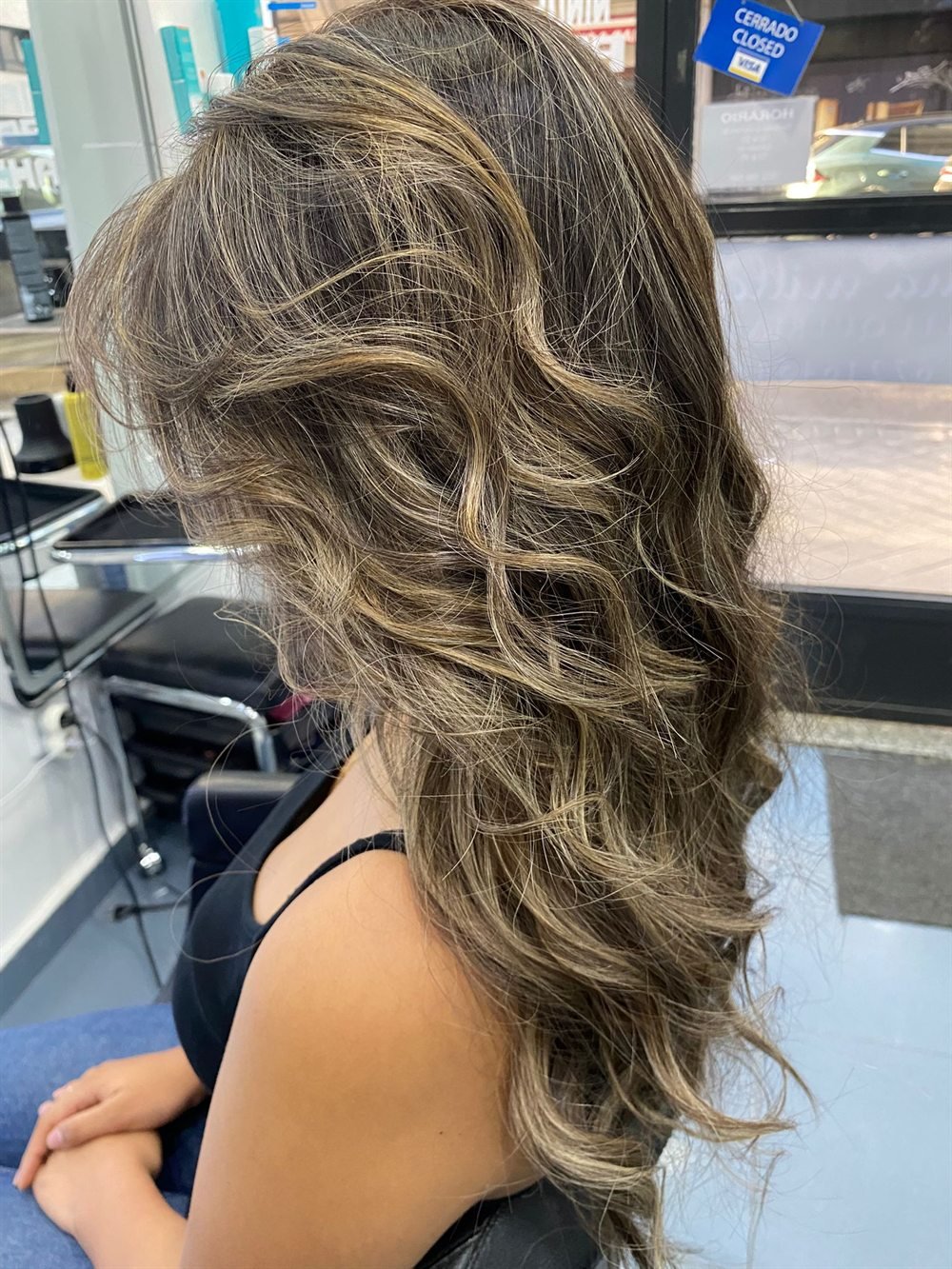 Después de las mechas: melena con balayage ceniza repartido y ondas marcadas