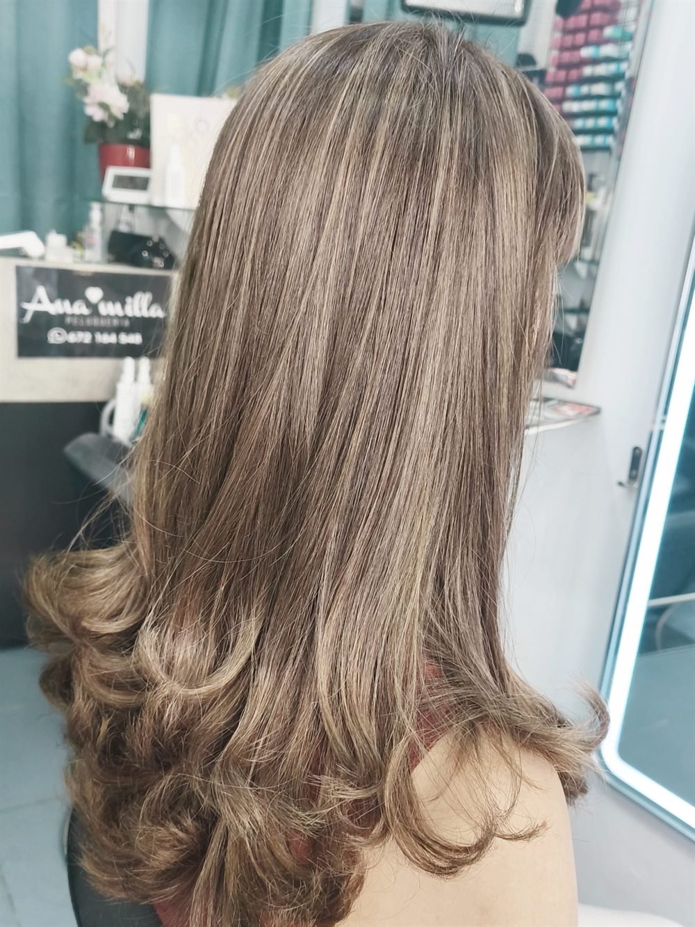 Melena larga con mechas rubias cenizas y acabado con brillo, hecha en el salón de la calle Maudes