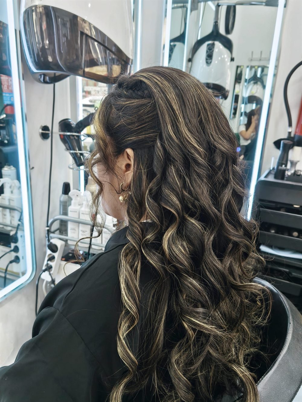 Semirecogido con trenza en la coronilla y melena larga en ondas definidas con mechas caramelo