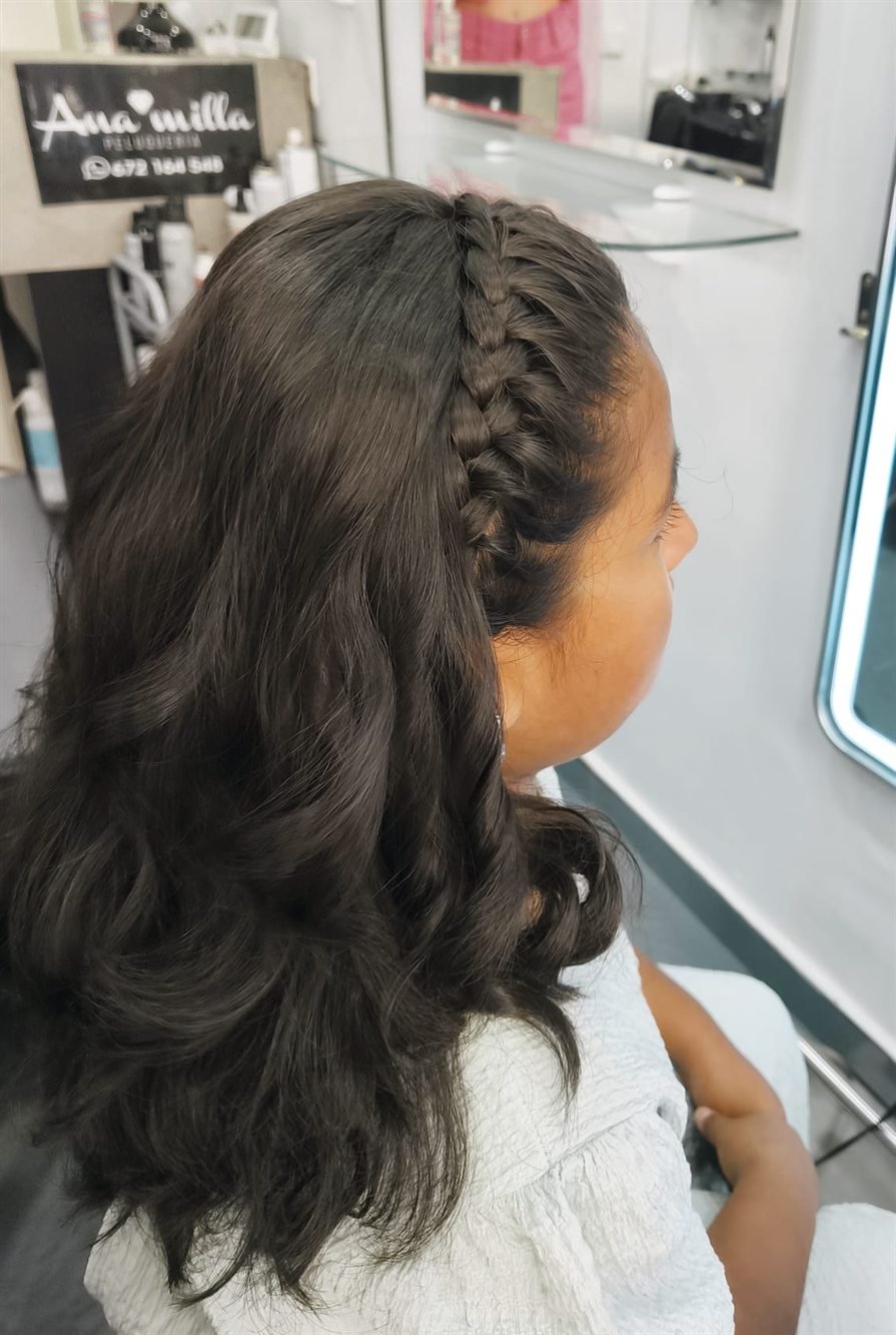 Peinado infantil: trenza de diadema recogiendo el pelo suelto y ondulado